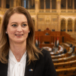 A magyar Országgyűlés ülésterme, a parlamenti hiányzásokkal és képviselői jelenléttel kapcsolatos hír illusztrációjaként.