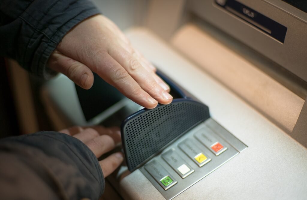 Revolut bankkártya és ATM, amely az extra díjmentes készpénzfelvételi lehetőséget jelképezi a magyar ügyfelek számára.