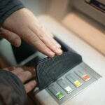 Revolut bankkártya és ATM, amely az extra díjmentes készpénzfelvételi lehetőséget jelképezi a magyar ügyfelek számára.