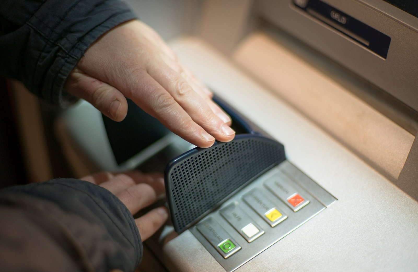 Revolut bankkártya és ATM, amely az extra díjmentes készpénzfelvételi lehetőséget jelképezi a magyar ügyfelek számára.