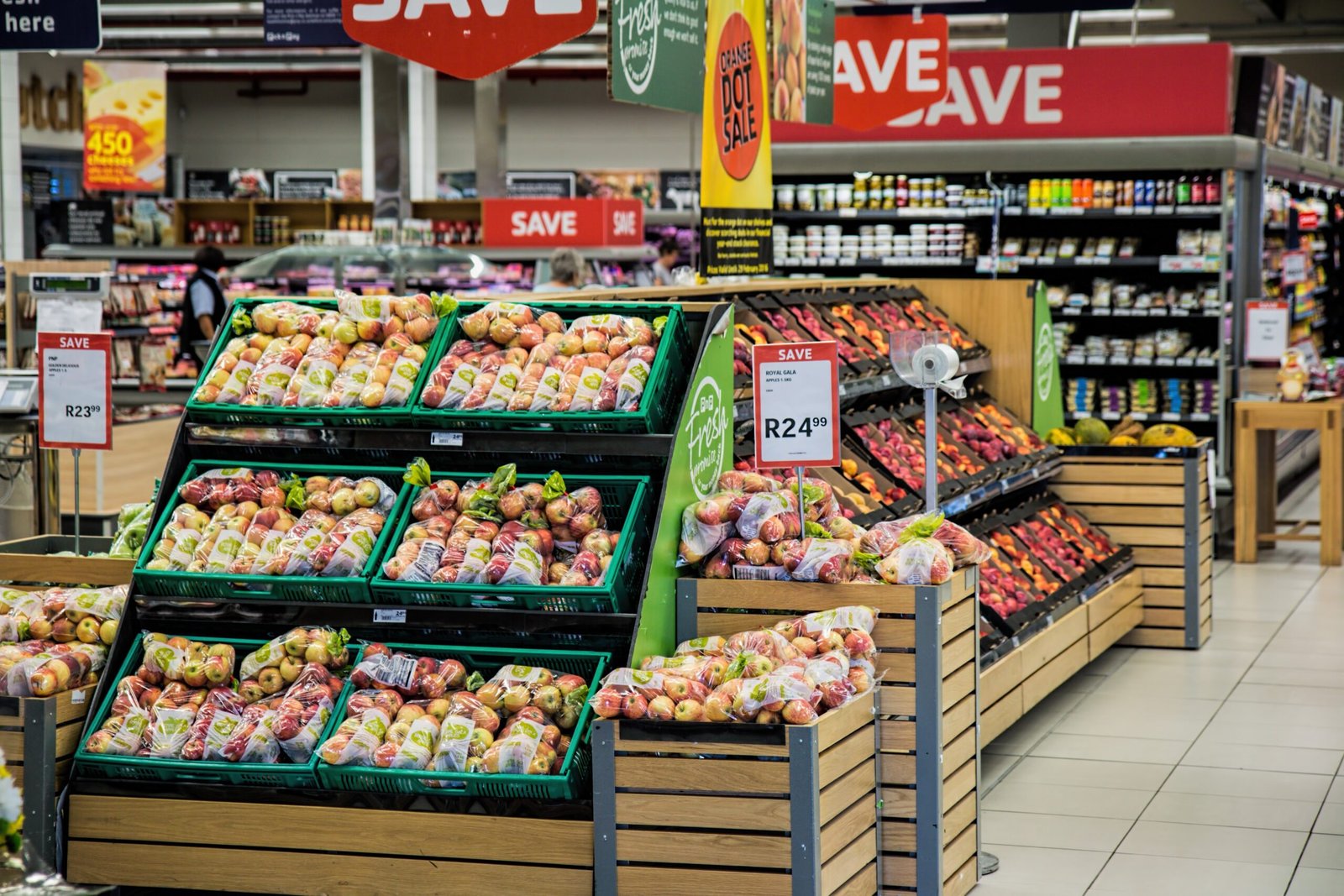 Bevásárló pénztár egy magyar szupermarketben, ahol a csökkenő élelmiszerárak jelképezik a kedvezőbb vásárlási lehetőségeket.