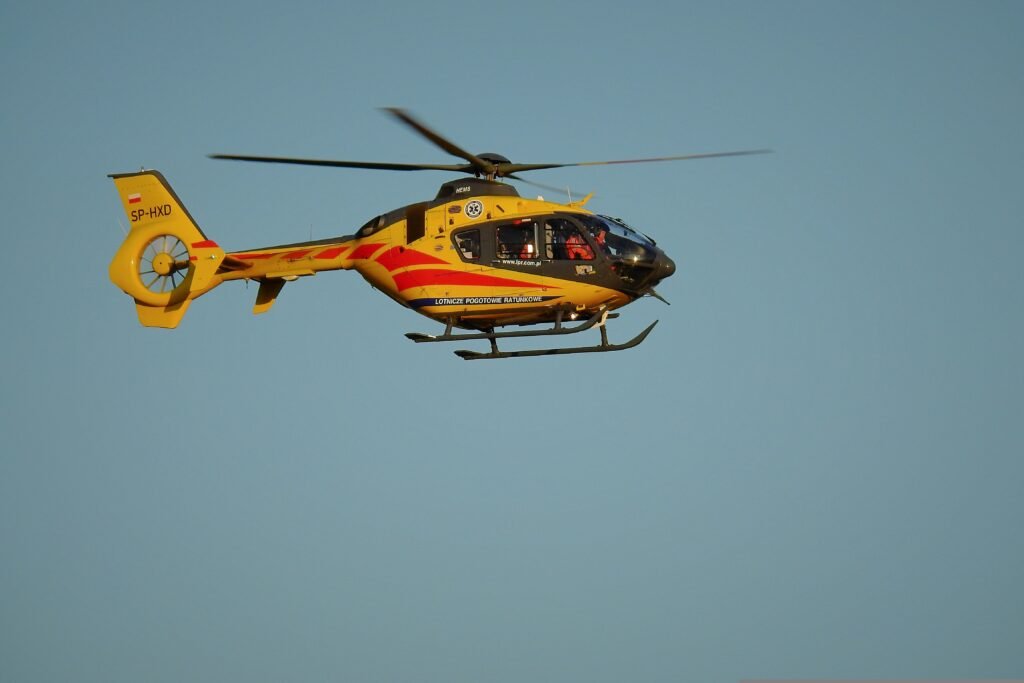 Mentőhelikopter egy súlyos közlekedési baleset helyszínén az M1-es autópályán.