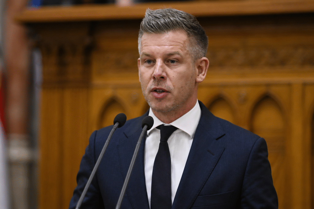 Magyar Péter ahol reagáltak a magyar Alaptörvény 17. módosításával kapcsolatos fejleményekre.