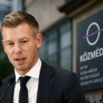 Magyar Péter közmédiás táblával a háttérben a közmédia átalakításáról szóló hír illusztrációjaként.