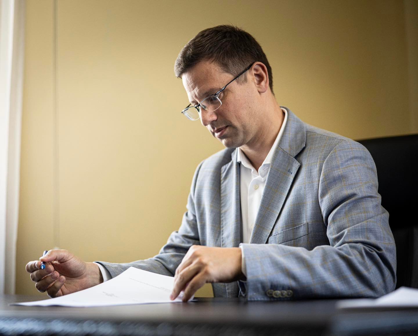Gulyás Gergely rendkívüli sajtótájékoztatón jelenti be lemondását a Fidesz parlamenti frakcióvezetői tisztségéről.
