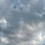 Sötét viharfelhők gyülekeznek egy magyarországi település felett zivatar előtt.