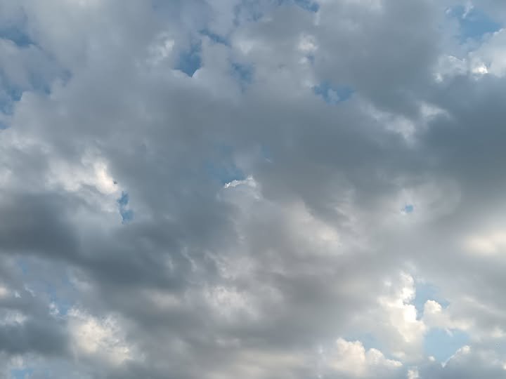 Sötét viharfelhők gyülekeznek egy magyarországi település felett zivatar előtt.