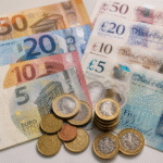 Forint- és euróbankjegyek a magyar fizetőeszköz gyengülését jelképező illusztráción.