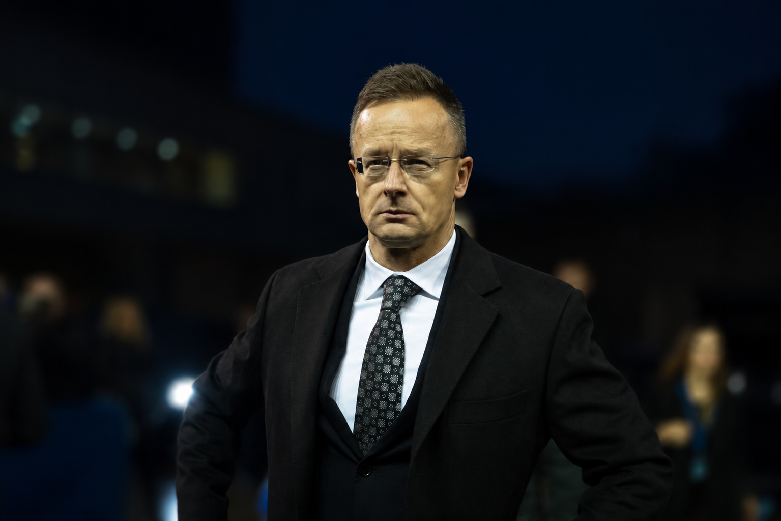 Szijjártó Péter sajtótájékoztatón, a feljelentésről és az ügyészségi vizsgálatról szóló cikk illusztrációja.