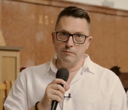 Kovács Ákos nyilvános szereplésén, ahol a műtétjéről és gyógyulásáról beszél.