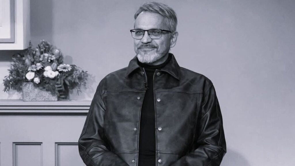 Szolnoki Péter, a Bon-Bon énekese interjú közben, a róla szóló megemlékező cikk illusztrációjaként.