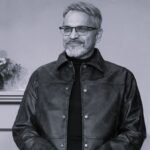Szolnoki Péter, a Bon-Bon énekese interjú közben, a róla szóló megemlékező cikk illusztrációjaként.
