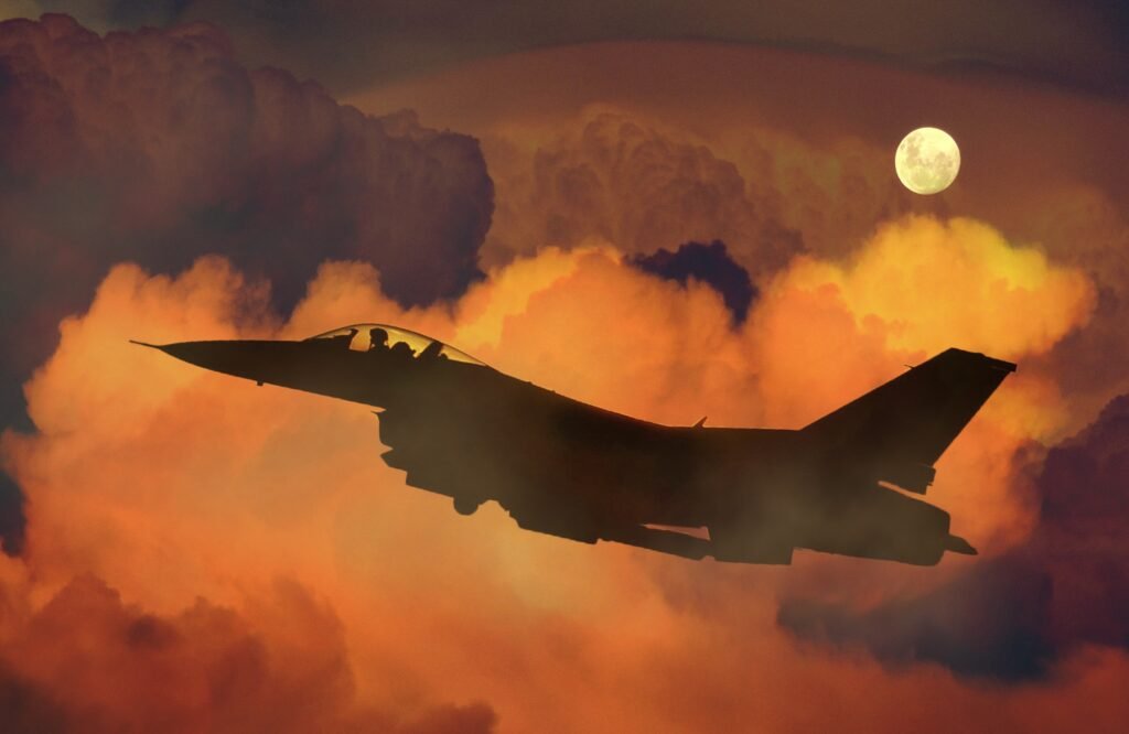 Magyar Gripen vadászgépek felszállás közben egy NATO-riasztás során.