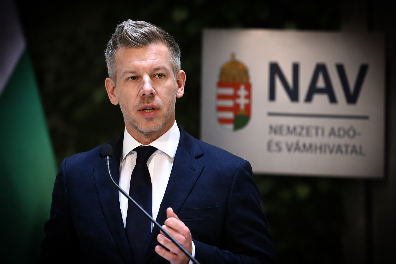 Magyar Péter bejelentette, hogy erősebb jogosítványokat kap a NAV