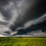 Sötét viharfelhők közelednek egy magyarországi település fölé a hétfői időjárás-változás előtt