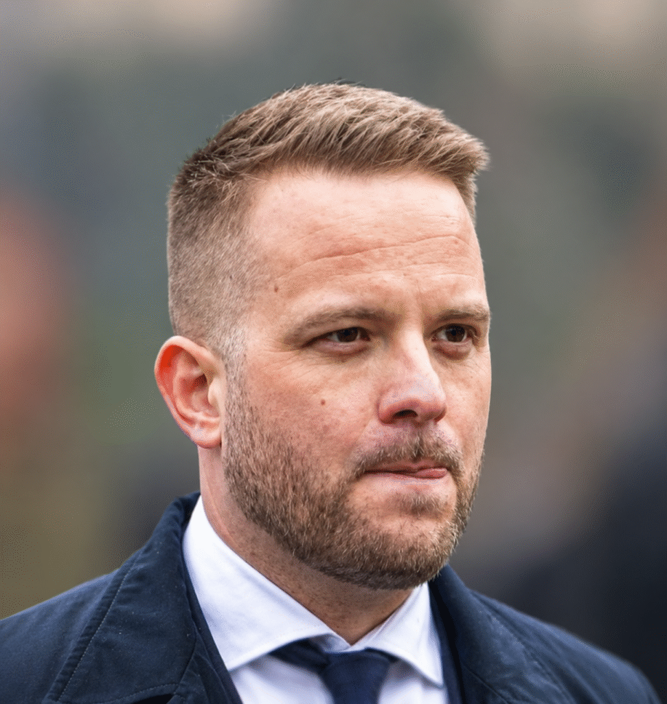 Bohár Dániel az Országház épületében, a parlamenti kitiltásáról szóló hír illusztrációjaként.