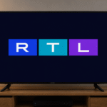 Televízió képernyőjén megjelenő RTL felirat.