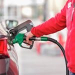 Benzinkút ártáblája a szerdától érkező jelentős benzin- és gázolajár-emelésről szóló cikk illusztrációjaként.