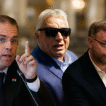 Orbán Balázs, Orbán Viktor és Ruff Bálint egy politikai eseményen, az MCC megszűnéséről szóló bejelentéssel összefüggésben.