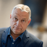 Orbán Viktor egy politikai rendezvényen, ahol a Fidesz által meghirdetett tüntetésről beszél.