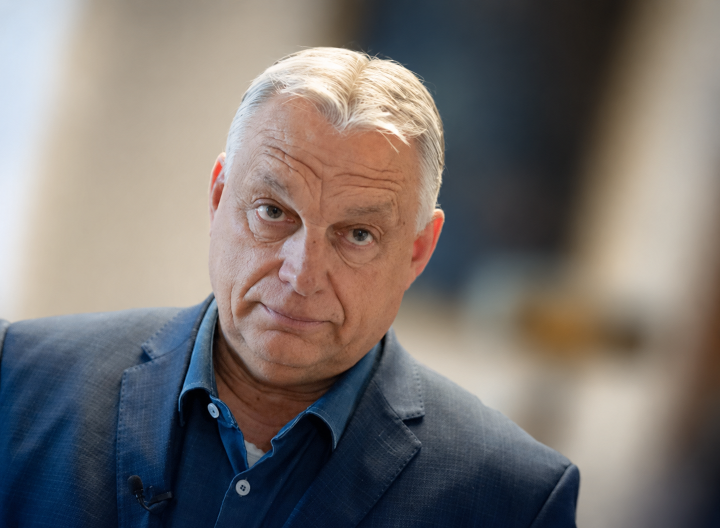 Orbán Viktor egy politikai rendezvényen, ahol a Fidesz által meghirdetett tüntetésről beszél.