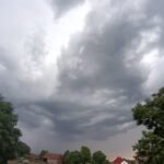 Sötét viharfelhők és villámlás egy nyári zivatar közeledésekor Magyarországon.