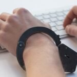 Bilincs és pénzkötegek egy korrupciós ügyet jelképező illusztráción
