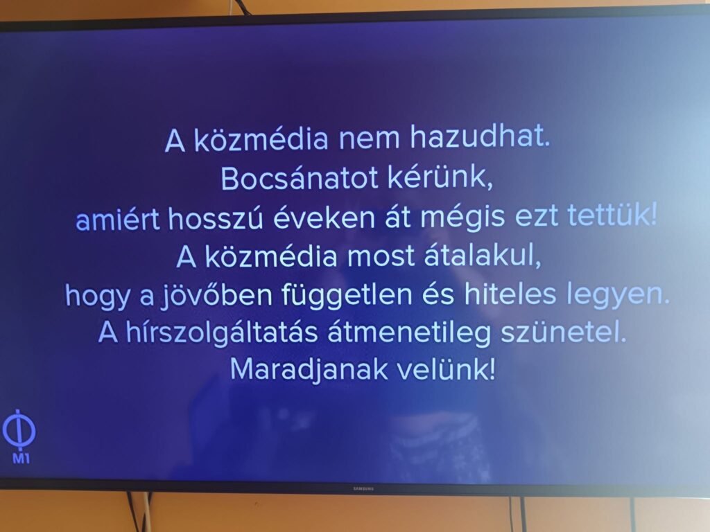 Az M1 televízió képernyőjén megjelent rendkívüli közlemény, amely a közmédia átalakulásáról és a hírszolgáltatás átmeneti szüneteltetéséről tájékoztat.