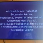 Az M1 televízió képernyőjén megjelent rendkívüli közlemény, amely a közmédia átalakulásáról és a hírszolgáltatás átmeneti szüneteltetéséről tájékoztat.
