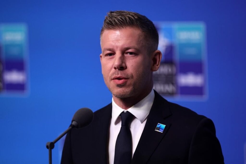 Magyar Péter az Európai Unió és Magyarország zászlaja előtt bejelentést tesz az uniós forrásokról.
