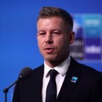 Magyar Péter az Európai Unió és Magyarország zászlaja előtt bejelentést tesz az uniós forrásokról.