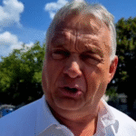 Orbán Viktor repülőgépről leszállva Tusványosra érkezik Erdélyben.