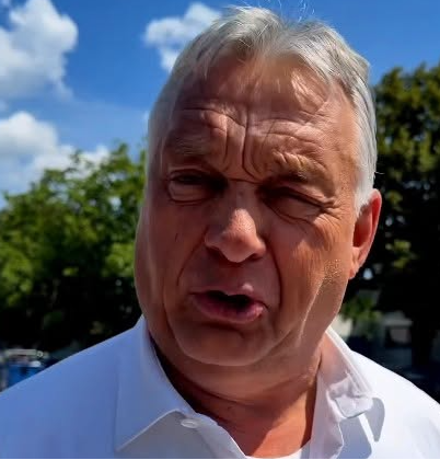 Orbán Viktor repülőgépről leszállva Tusványosra érkezik Erdélyben.