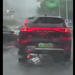 YD Tang elektromos SUV, amelynek leszakadt a hátsó villanymotorja, miközben továbbhaladt az úton.