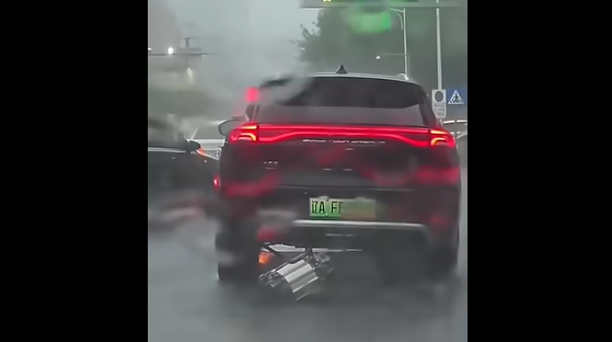 YD Tang elektromos SUV, amelynek leszakadt a hátsó villanymotorja, miközben továbbhaladt az úton.
