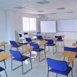 Üres iskolai tanterem padokkal és táblával a 2026/2027-es tanévkezdés előtt.