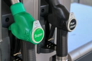 Péntektől újabb áremelés jön a magyar benzinkutakon