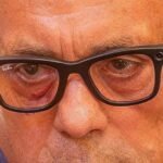 Pócs János kamerás Ray-Ban Meta okosszemüvegben ül a parlamentben.
