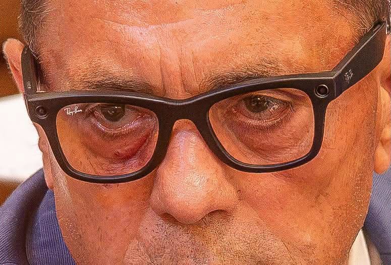 Pócs János kamerás Ray-Ban Meta okosszemüvegben ül a parlamentben.
