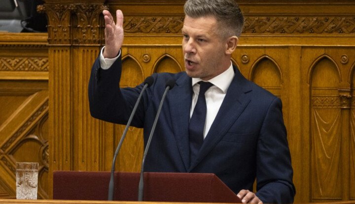 Magyar Péter a kormány új adópolitikai intézkedéseit ismerteti, amelyek a nagyvállalatokat és a bizalmi vagyonkezelőket is érinthetik.
