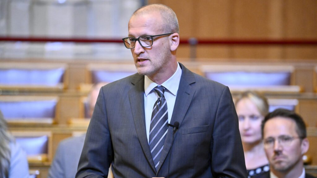 Hivatalos dokumentumok és támogatási pályázatok ellenőrzése a kulturális támogatások átvilágításának illusztrációjaként.
