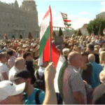 Résztvevők a Sándor-palota előtt tartott demonstráción Budapesten.