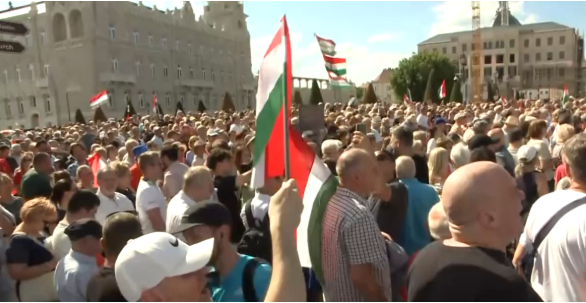 Résztvevők a Sándor-palota előtt tartott demonstráción Budapesten.