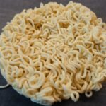 Ízesített instant tészta csomagok egy bolti polcon a szalmonellás visszahívás kapcsán.